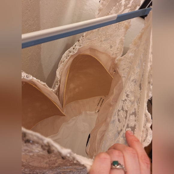 Elegant Lace Off-Shoulder Wedding Dress - Picture 8 of 10